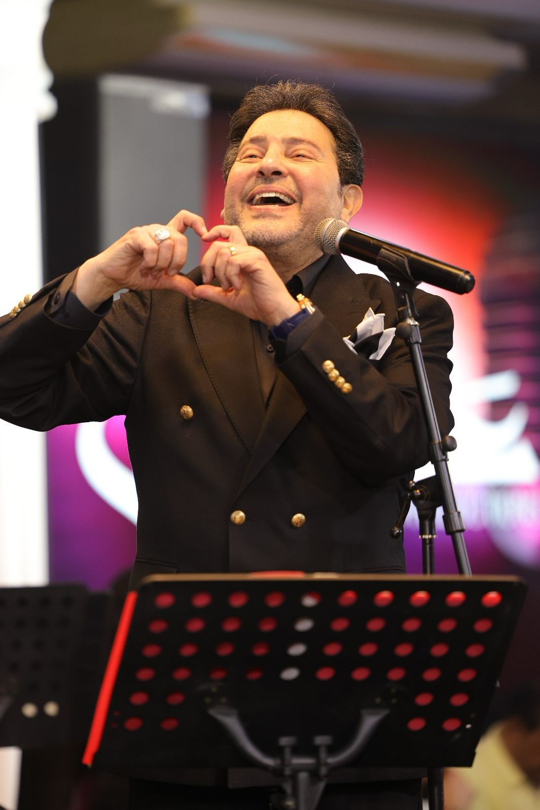 الفــن – هاني شاكر وسط محبيه في داون تاون بيروت .