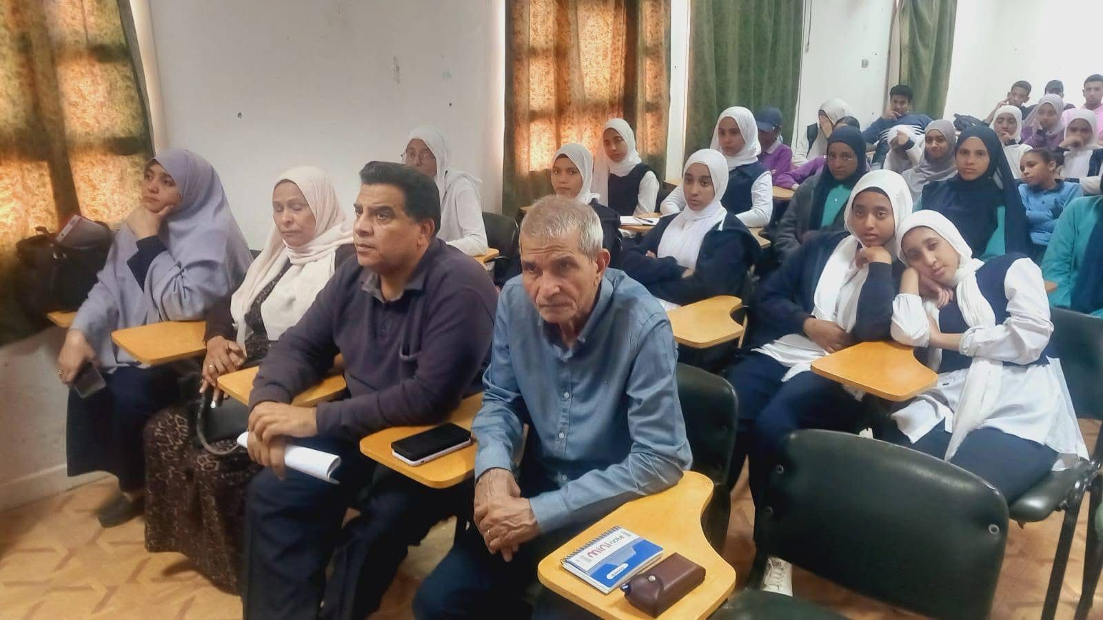 فى سفاجا التعليمية لقاءات تدريبية وتوعوية للطلاب لإستخدام البوكلت والطلاب يوفر الوقت والجهد