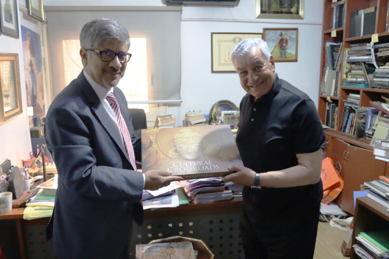 سفير باكستان بمصر يلتقى الدكتور زاهى حواس