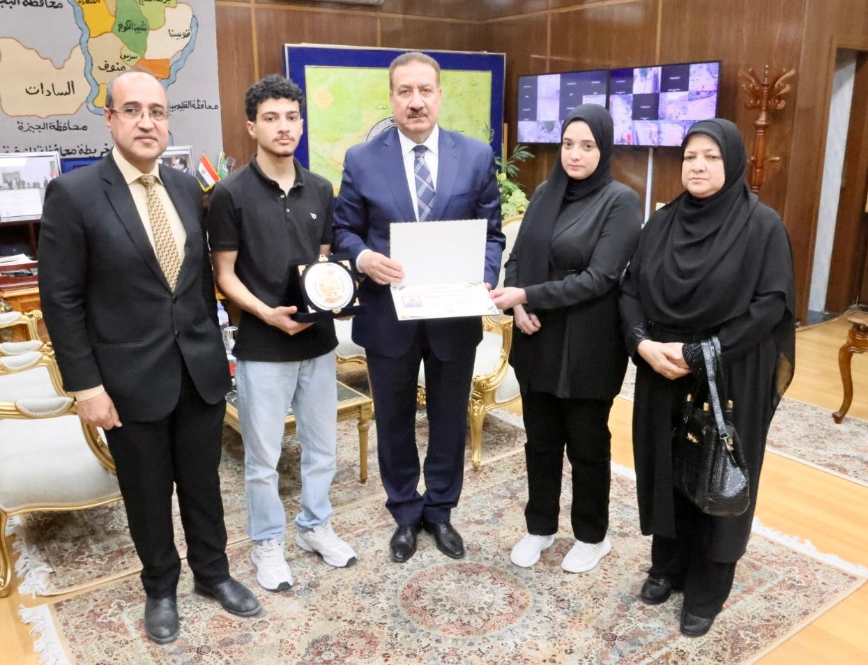 تقديراً وعرفاناً محافظ المنوفية يكرم أسرة مدير إدارة الباجور التعليمية الراحل تقديراً لإخلاصه وتفانيه في خدمة العملية التعليمية .