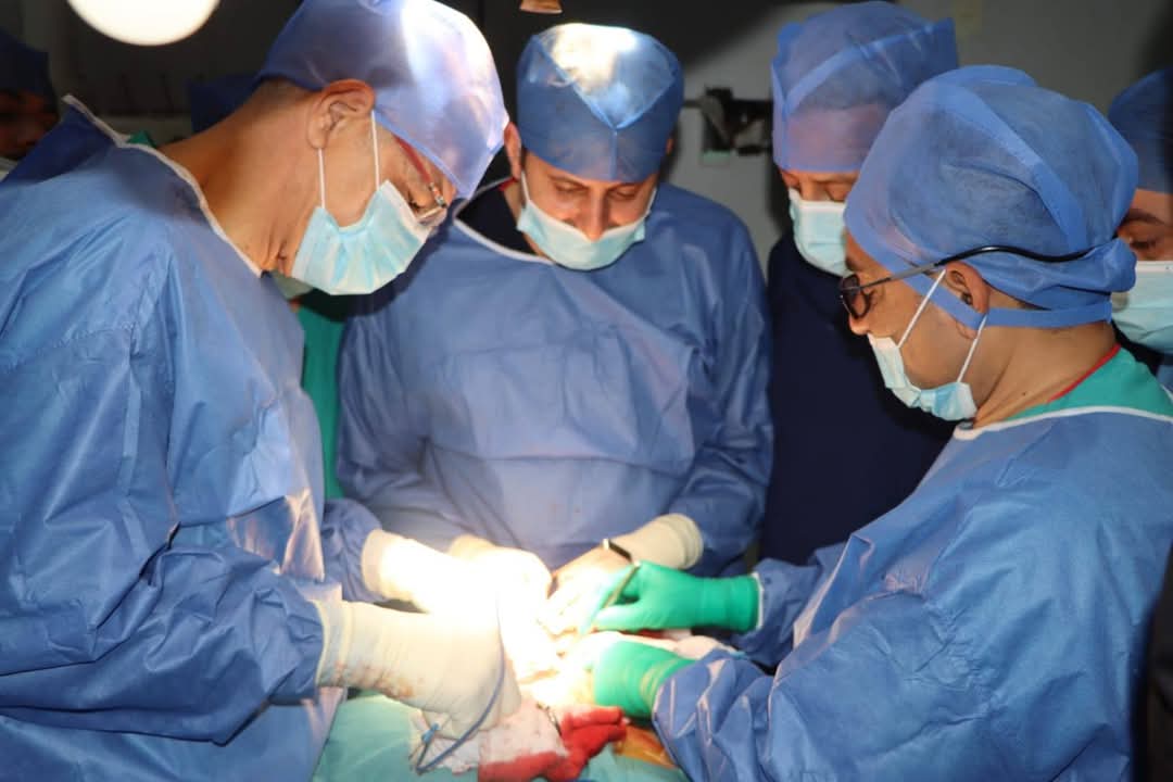 إنجاز طبى جديد لمرضى الأورام..رئيس جامعة المنوفية يجرى عملية جراحية دقيقة .