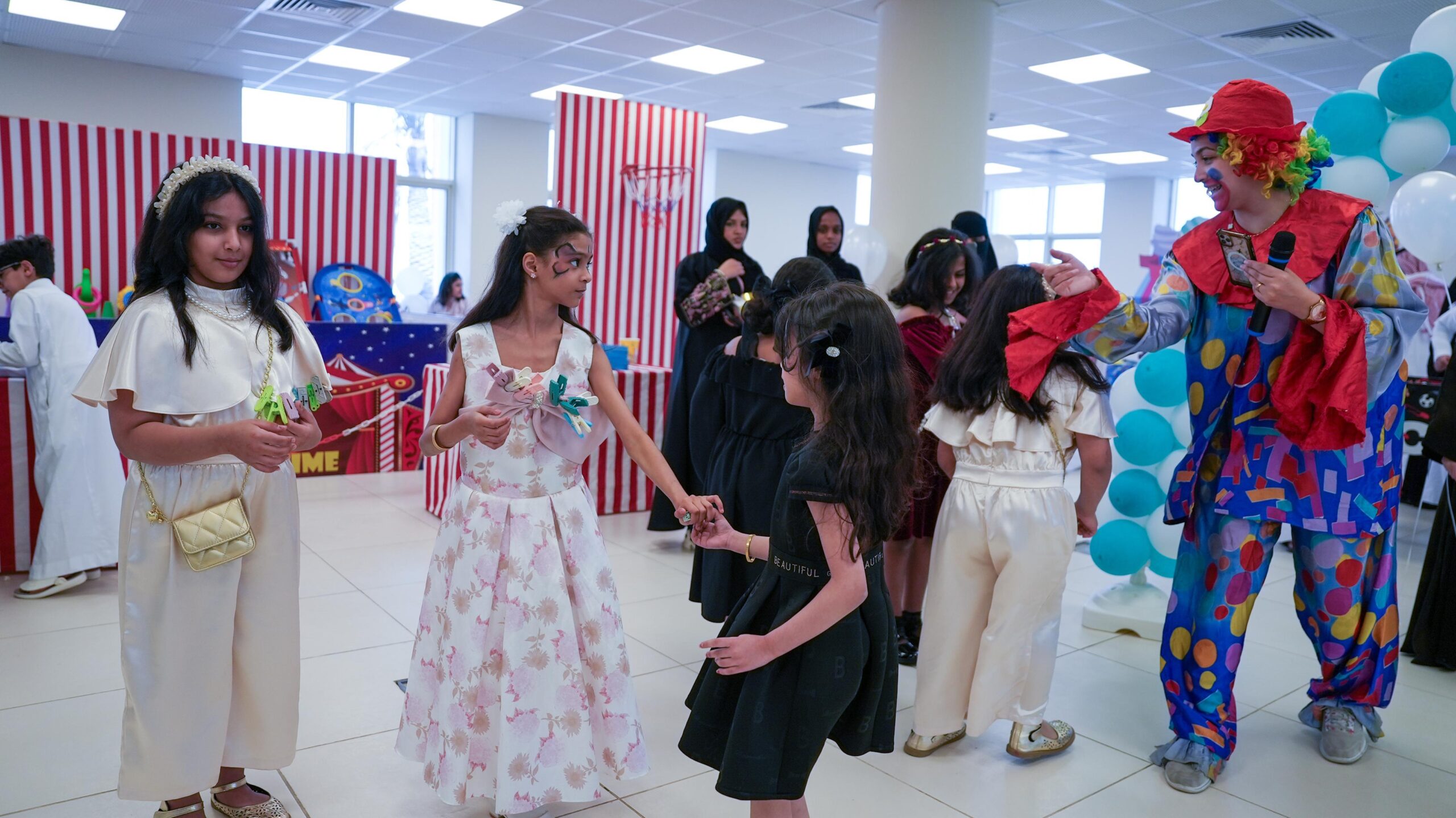 تضمن ركن للرسم والألعاب ومشاركة الشخصيات الكرتونية … تعليم الشرقية يعايد أبناء شهداء الواجب ومنسوبي التعليم المتوفين