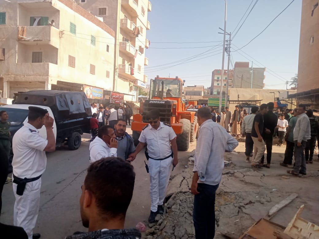 مدينة مرسي مطروح تشن حملات مكبرة علي سوق ومحلات المستعمل والخردة بالمنطقة الطبية.