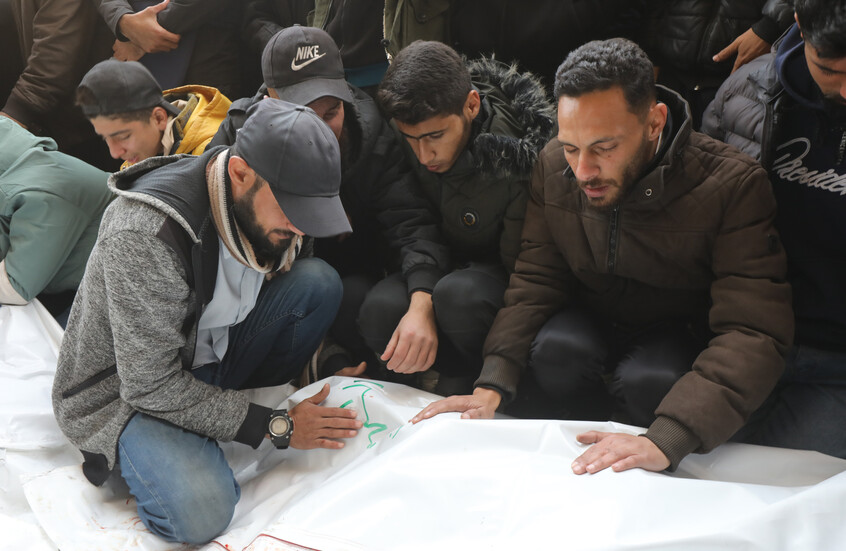 مقتل 16 شخصا من عائلة واحدة بقصف إسرائيلي على قطاع غزة