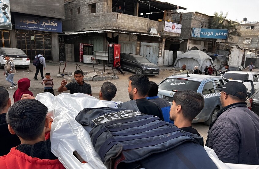 مقتل عشرات الفلسطينيين بينهم صحفي في غارات إسرائيلية عنيفة على غزة