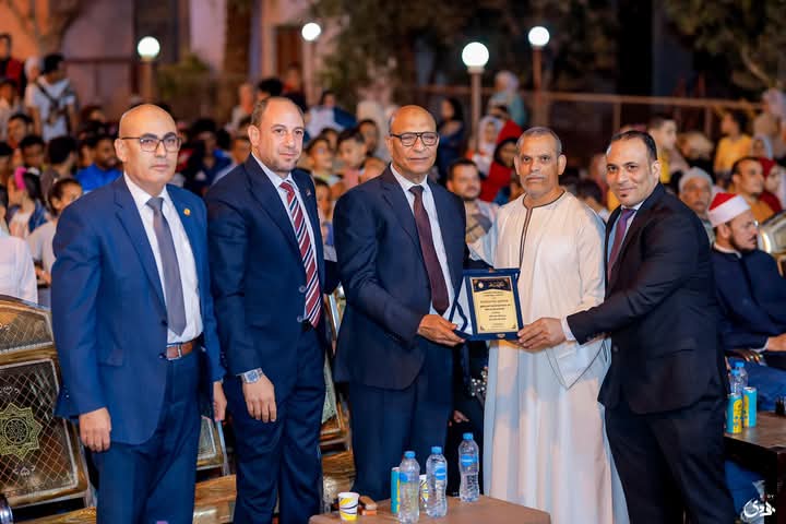 خلال احتفالية كبرى ديروط الشريف تكرم حفظة القرآن الكريم