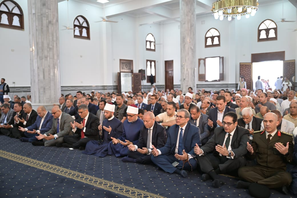رئيس جامعة القاهرة يشارك في احتفالات محافظة الجيزة بعيدها القومي، ويؤدي صلاة الجمعة بقرية عرب أبو عريضة بمدينة الصف بالجيزة