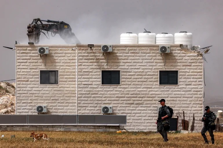 قوات الاحتلال تهدم منزلا في قرية شوفة