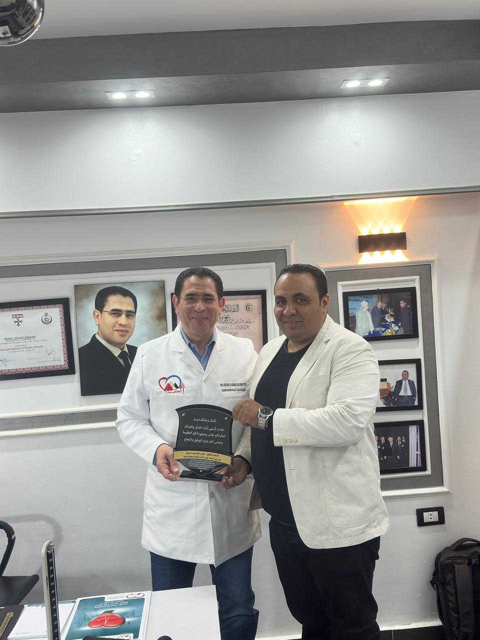 الكاتب الصحفى “مصطفى مكى” يكرم الطبيب العالمى المعروف” الاستاذ الدكتور حلمى عبدالرحمن استشاري جراحه القلب.