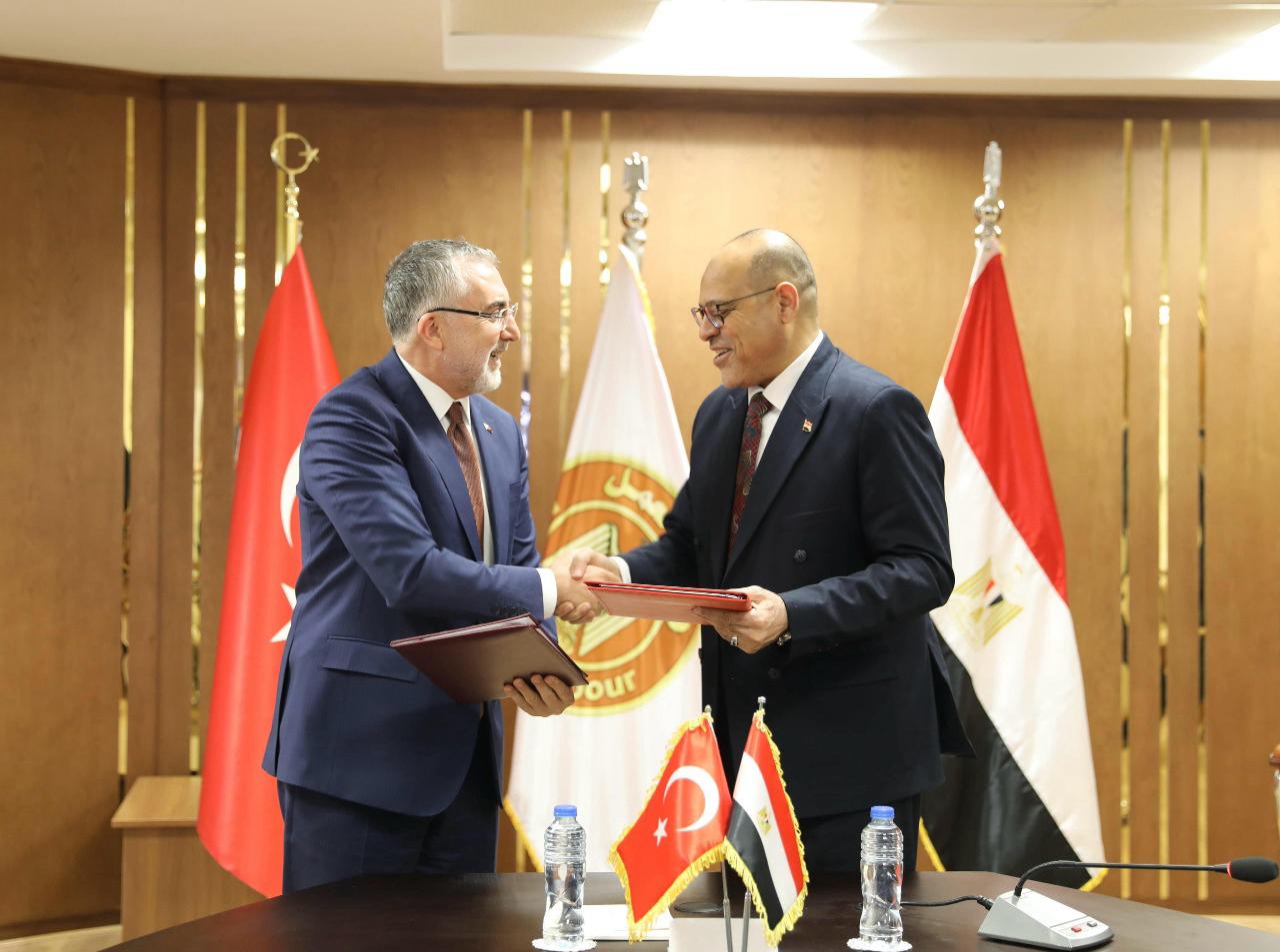 بالصور …وزير العمل والضمان الاجتماعي التركي فى زيارة للقاهرة