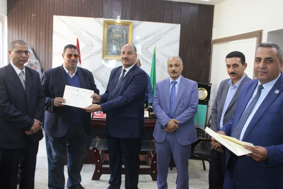 صابر زيان وكيل وزارة التعليم بالمنيا يكرم الفائزين في المسابقة الفنية للتوعية بمخاطر الهجرة غير الشرعية والبدائل الآمنة لعام2025 (صور)