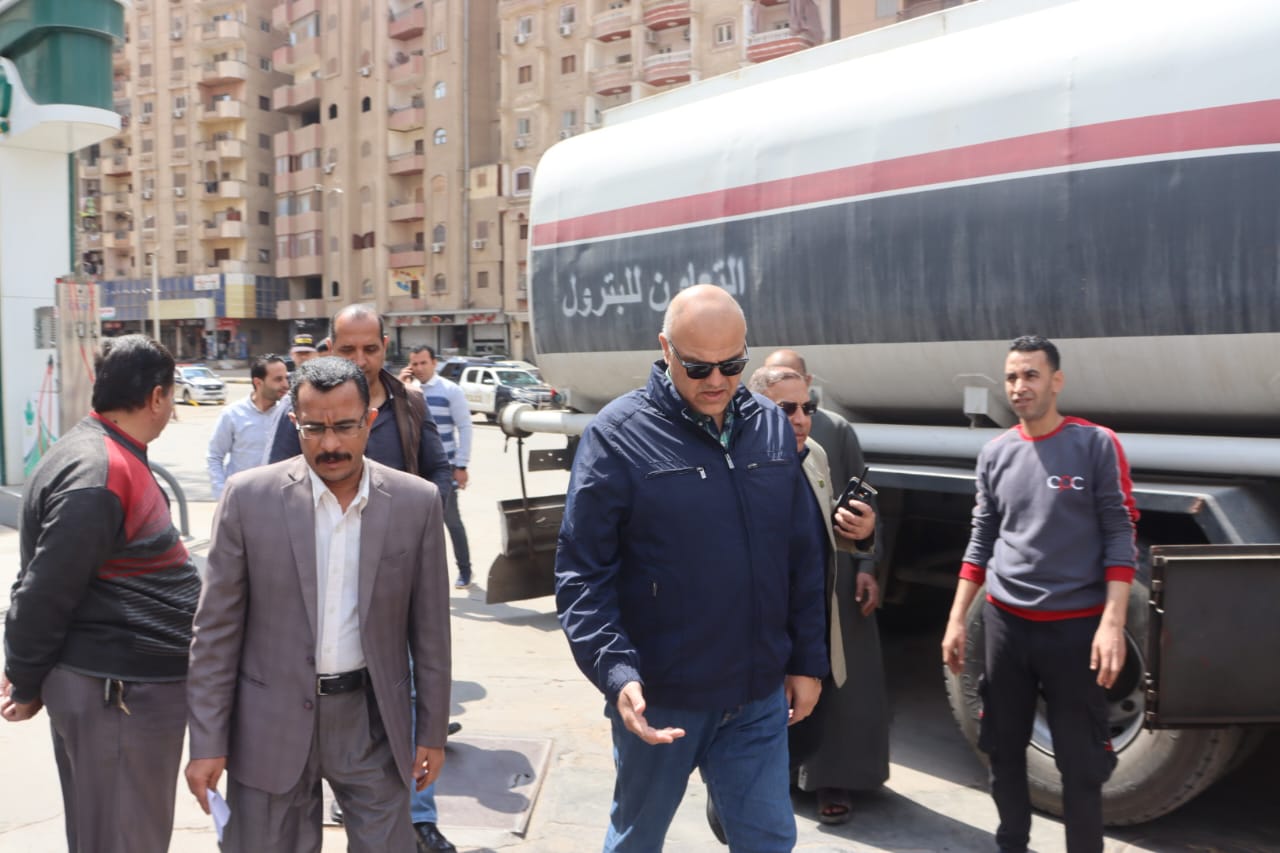 محافظ القليوبيه يتفقد محطات تموين السيارات ومواقف السيارات العموميه بمدينة بنها وحي غرب شبرا الخيمه عقب تحريكً اسعار الوقود