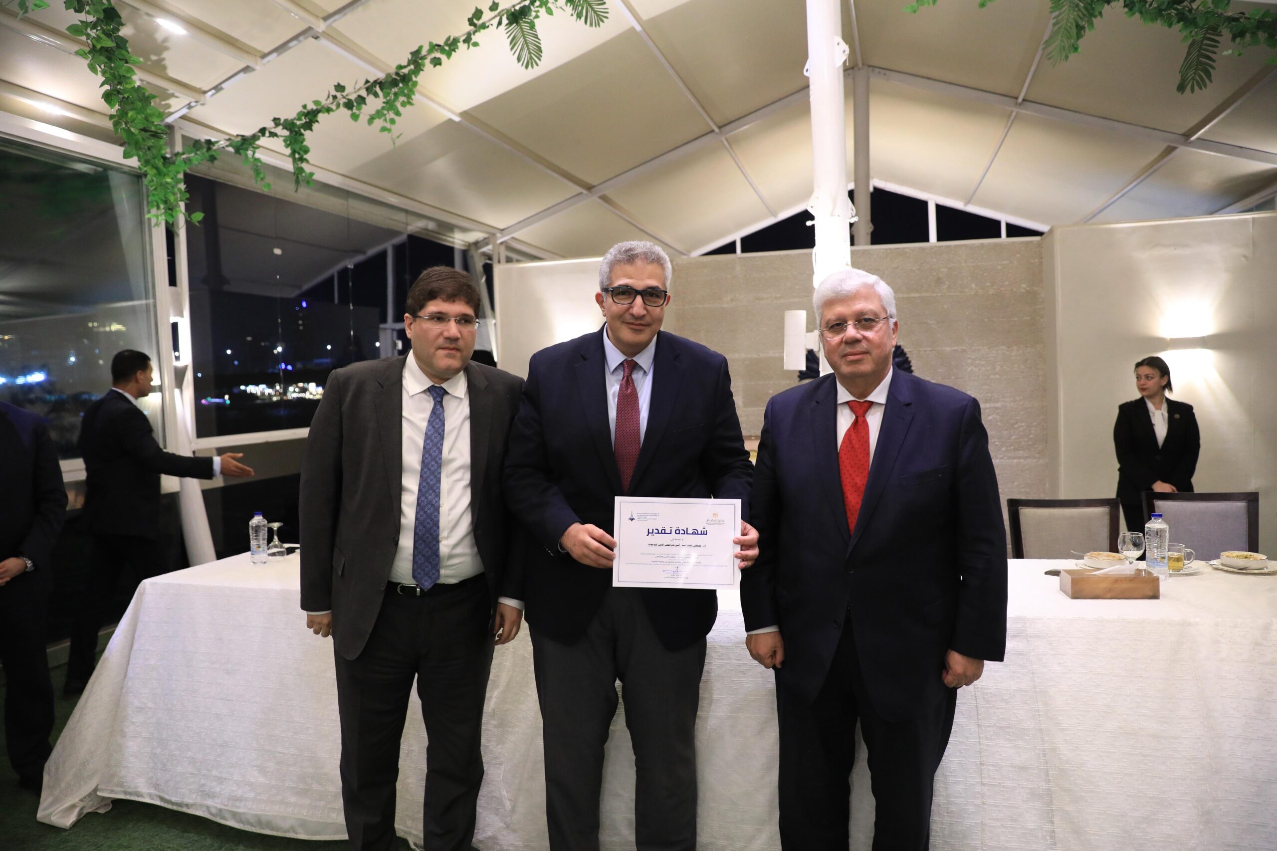 وزير التعليم العالي يكرم فريق العمل المشارك في تنظيم فعالية زيارة الرئيس الفرنسي لجامعة القاهرة