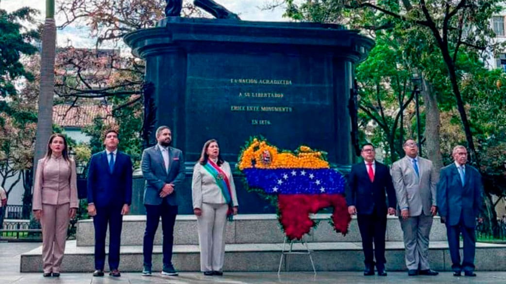 السلطات الفنزويلية تضع الزهور على النصب التذكارى لسيمون بوليفار مناسبة الذكرى 215 لإعلان الاستقلال.