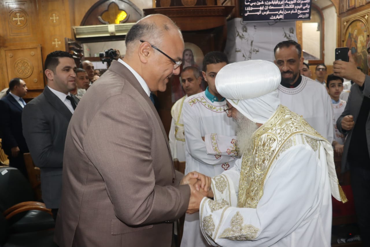 محافظ القليوبية ومدير أمن القليوبية يشهدان قُداس عيد القيامة المجيد بكنيسة العذراء بمدينة بنها