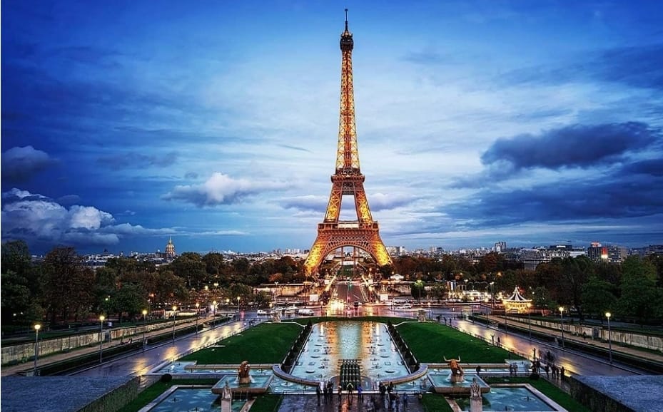 إطفاء برج إيفل تكريمًا لذكرى البابا فرنسيس