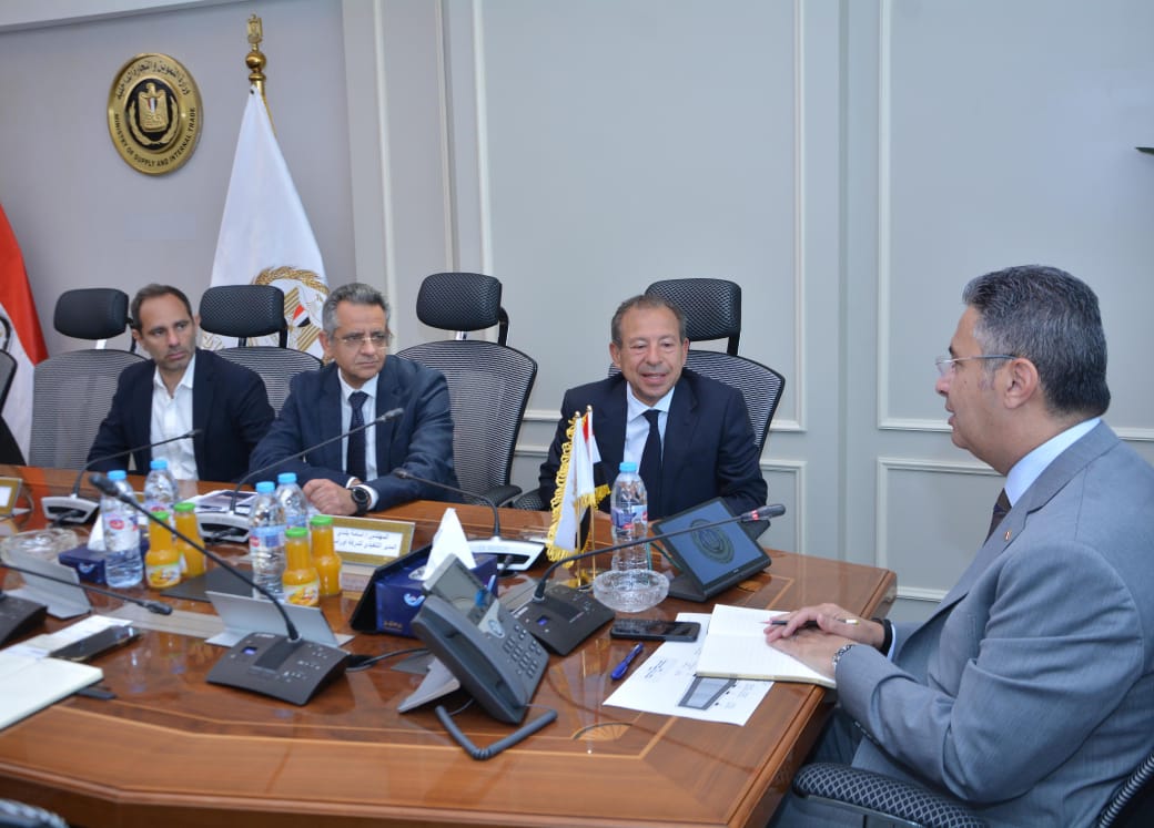 وزير التموين يتابع مع شركة أوراسكوم للإنشاءات الموقف التنفيذي لإنشاء المخزن الاستراتيجي بالفيوم.