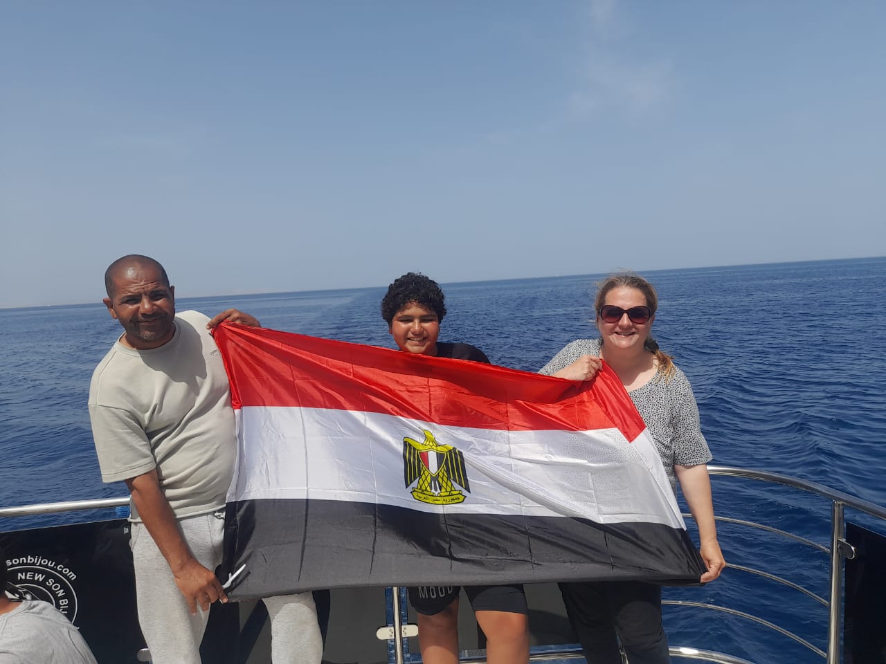 بالصور السائحون فى الغردقة يشاركون المصريين الإحتفال بذكري تحرير سيناء.