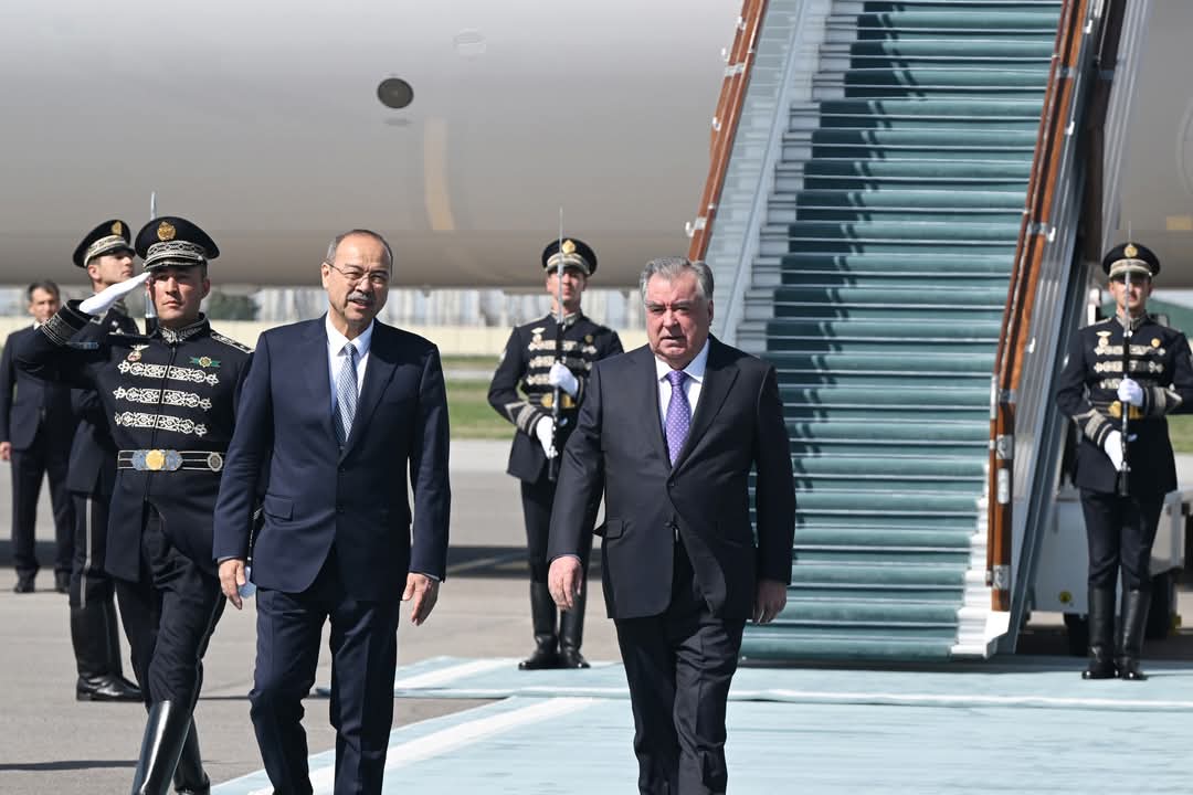 بالصور …رئيس طاجكيستان يصل سمرقند للمشاركة فى منتدى المناخ