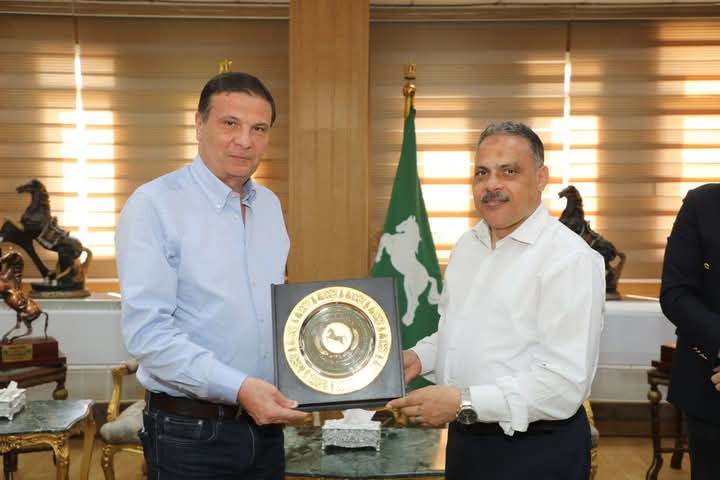 وزير الزراعة واستصلاح الأراضي يعقد إجتماعاً مع محافظ الشرقية لبحث ومناقشه سبل الإرتقاء بالقطاع الزراعي وخدمة المزارعين بالمحافظة.