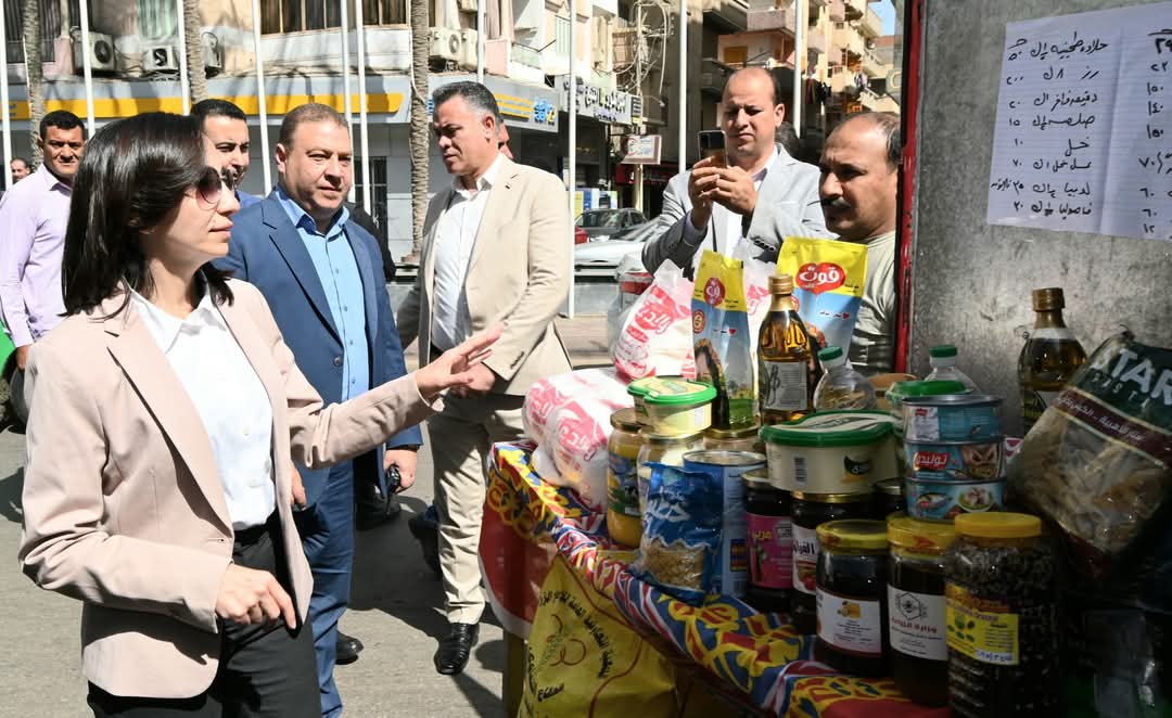 محافظ البحيرة تشهد إصطفاف ٩ سيارات محملة بالسلع الغذائية