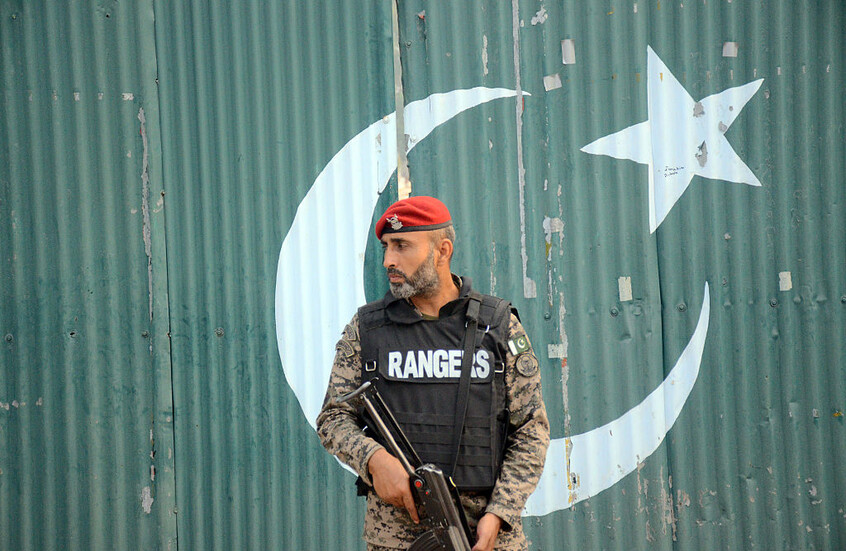 وزير الدفاع الباكستاني: قواتنا المسلحة منخرطة بالكامل في الرد على العدوان الهندي