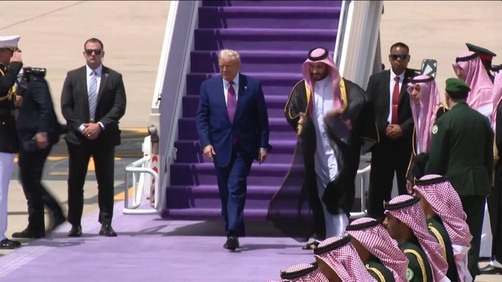 ترامب يصل إلى السعودية ضمن جولة خليجية تشمل الإمارات وقطر (فيديو)