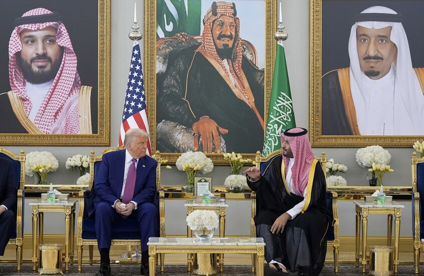 ترامب: قررت رفع العقوبات عن سوريا بعد مناقشات مع ولي العهد السعودي