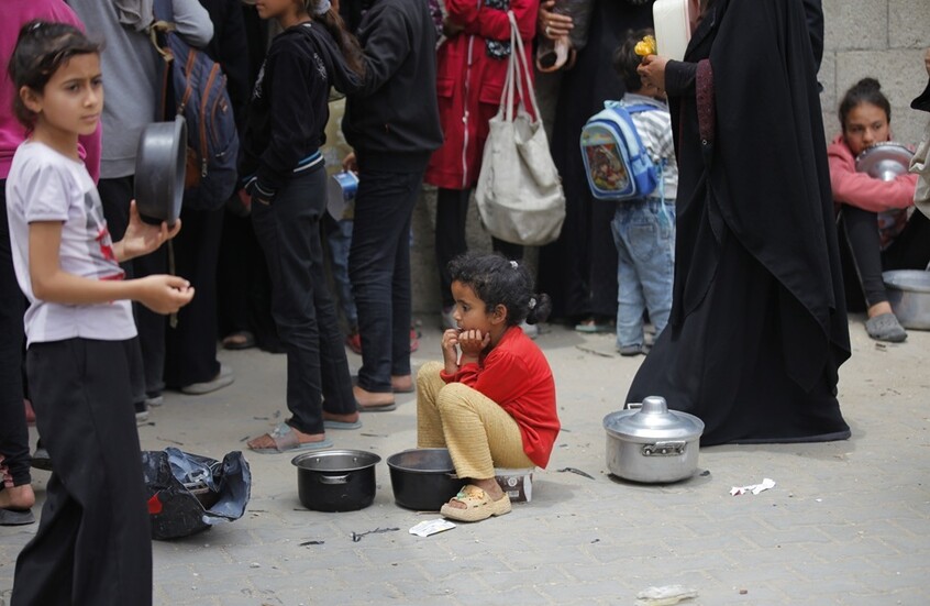 ضغوط دولية تدفع إسرائيل للموافقة على إدخال مساعدات إلى غزة