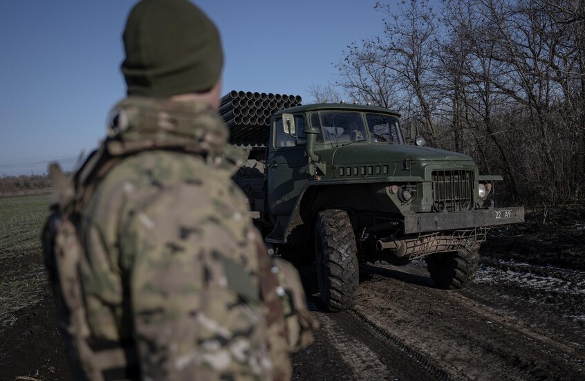 الجيش الروسي يعلن استهداف مخبأ أوكراني لراجمات الصواريخ “هيمارس” وتحرير بلدات جديدة