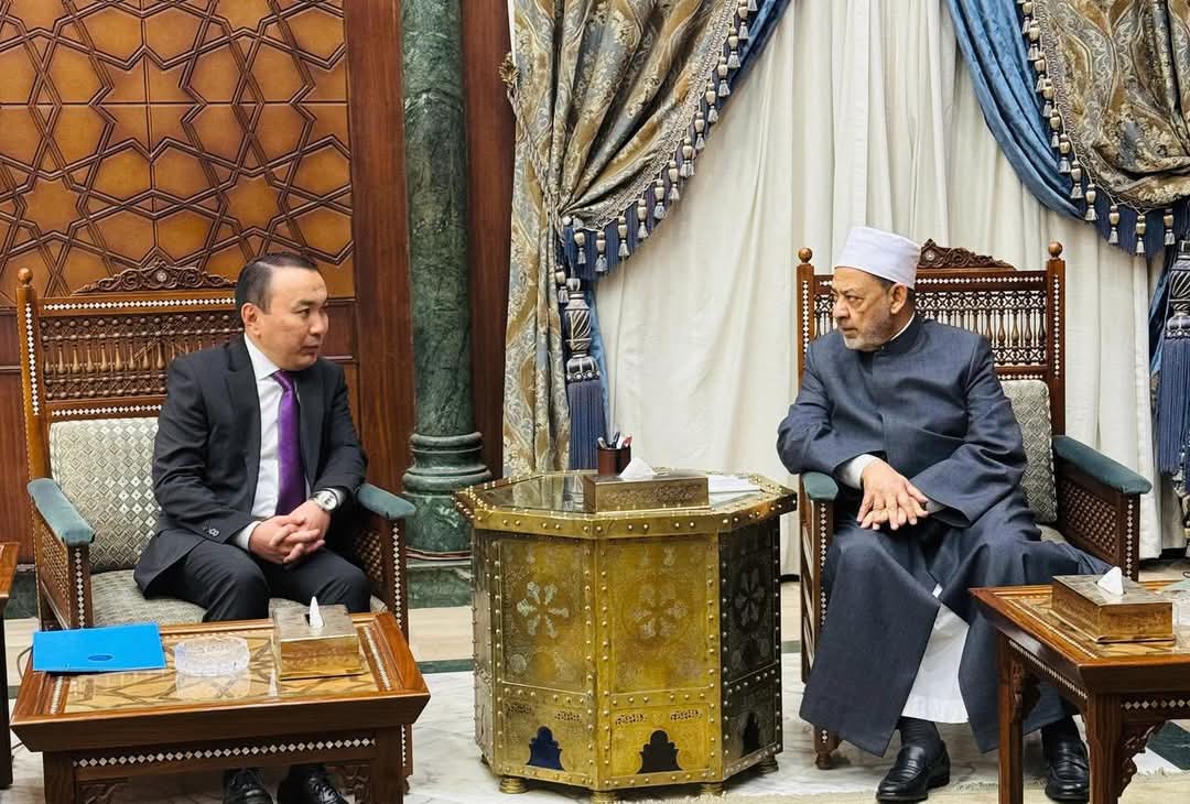 سفير كازاخستان بمصر يلتقى شيخ الأزهر ويسلمه دعوة حضور المؤتمر الثامن لزعماء الأديان العالمية والتقليدية فى استانا سبتمبر المقبل