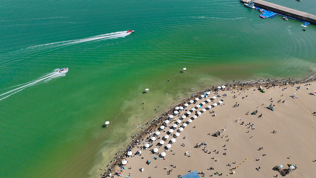 بحيرة بوستن في شينجيانغ الصينية … وجهة مثالية للسياحة هذا الصيف