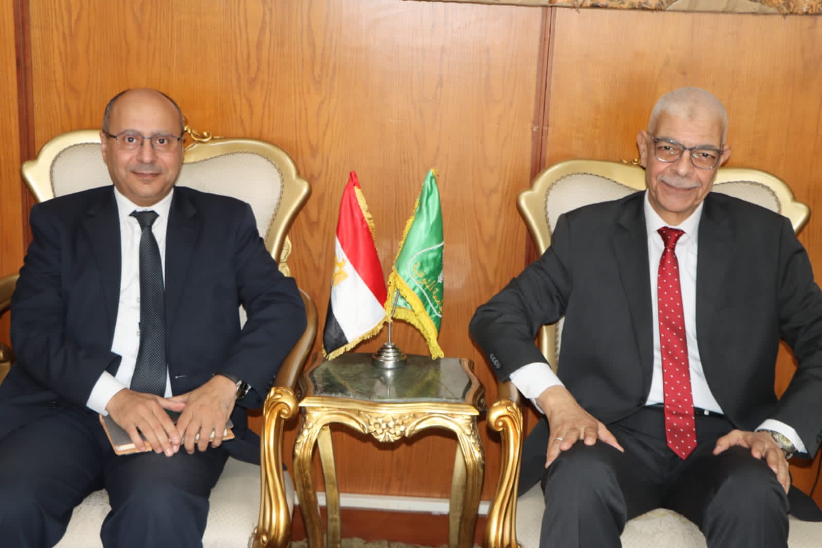 رئيس جامعة المنوفية يلتقي وفد بنك الإمارات دبي الوطني لبحث سبل التعاون بين الجامعة والبنك