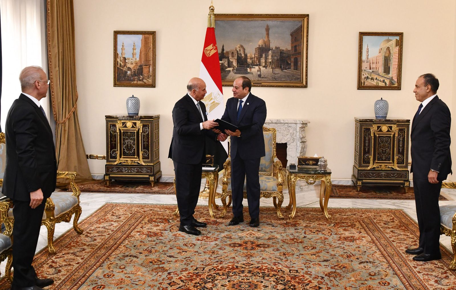 سلمها وزير خارجية العراق.. الرئيس عبدالفتاح السيسى يتلقى دعوة رسمية لحضور القمة العربية في بغداد