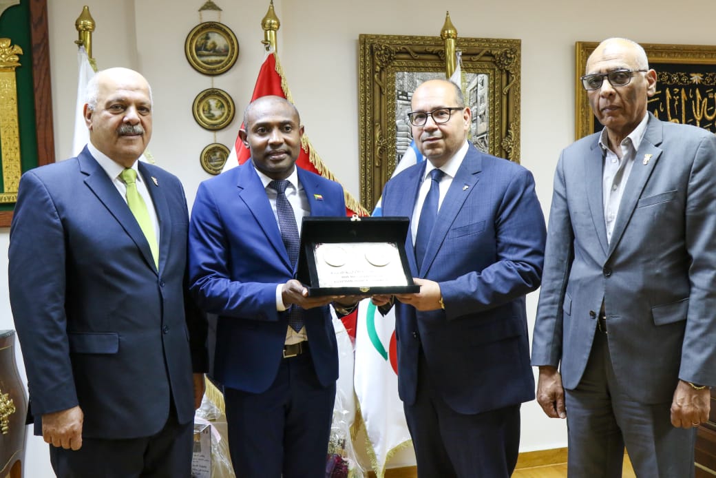 ياسر إدريس يستقبل وزير الخارجية بجزر القمر لبحث سبل التعاون