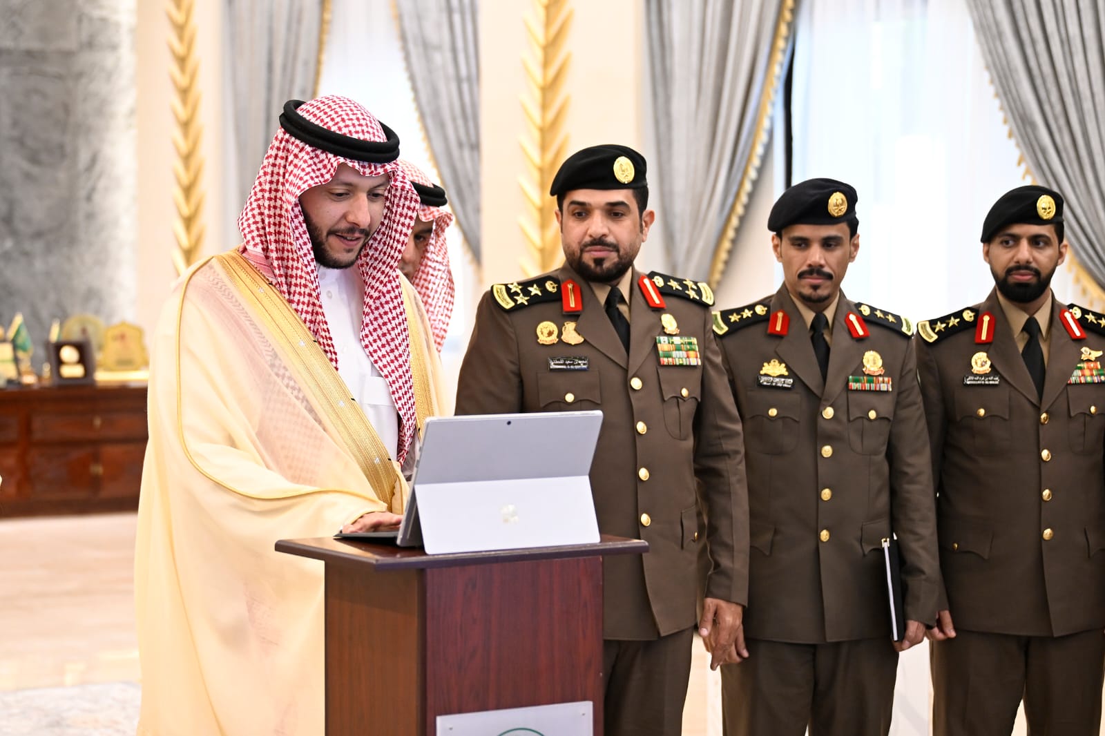 محافظ الطائف يدشن مبادرة التغذية الفكرية والصحية لحماية الطفل.