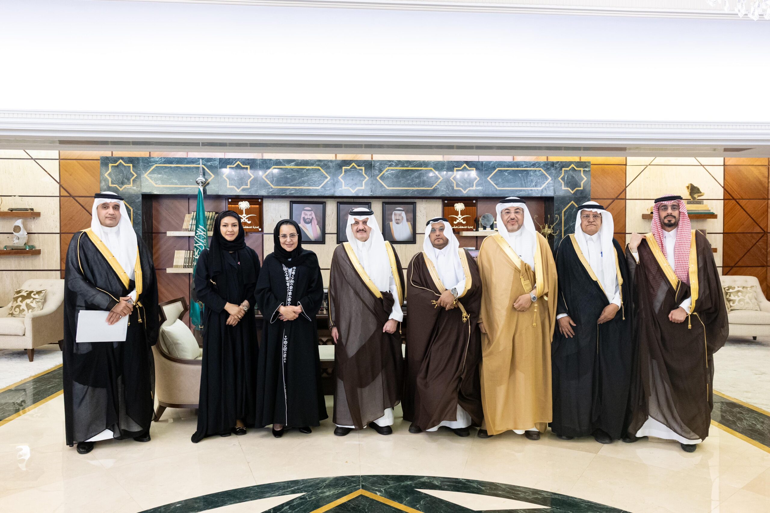 سمو أمير المنطقة الشرقية يستقبل رئيس وأعضاء جمعية السرطان السعودية بالمنطقة