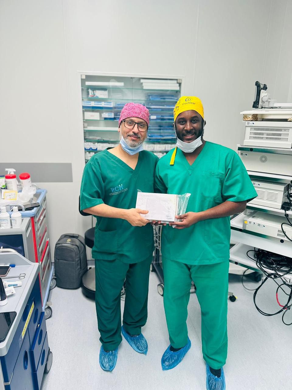 فريق طبي ينجح في زراعة سماعة عظمية إلكترونية من نوع أوسيا 3 خلال 20 دقيقة فقط