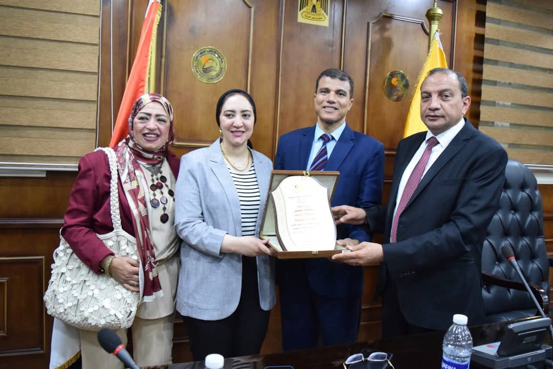 مؤسسة(كيميت) للتدريب تكرم الدكتور “محروس إبراهيم” عميد كلية الآداب..جامعة بنى سويف ضمن فعاليات (مسابقة أحلى صوت)