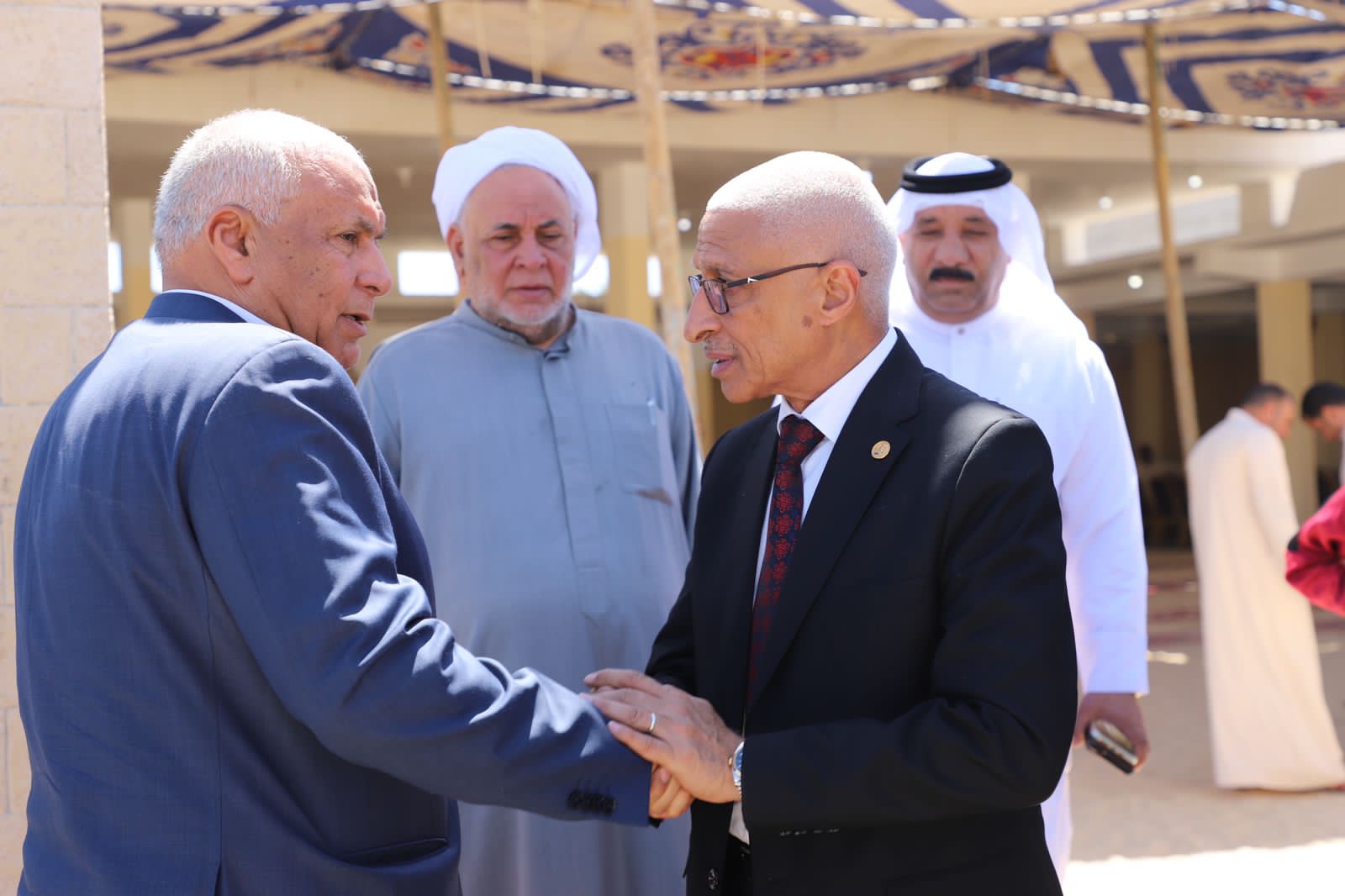 بالصور..محافظ شمال سيناء يقدم واجب العزاء لعائلة الزملوط ببئر العبد .