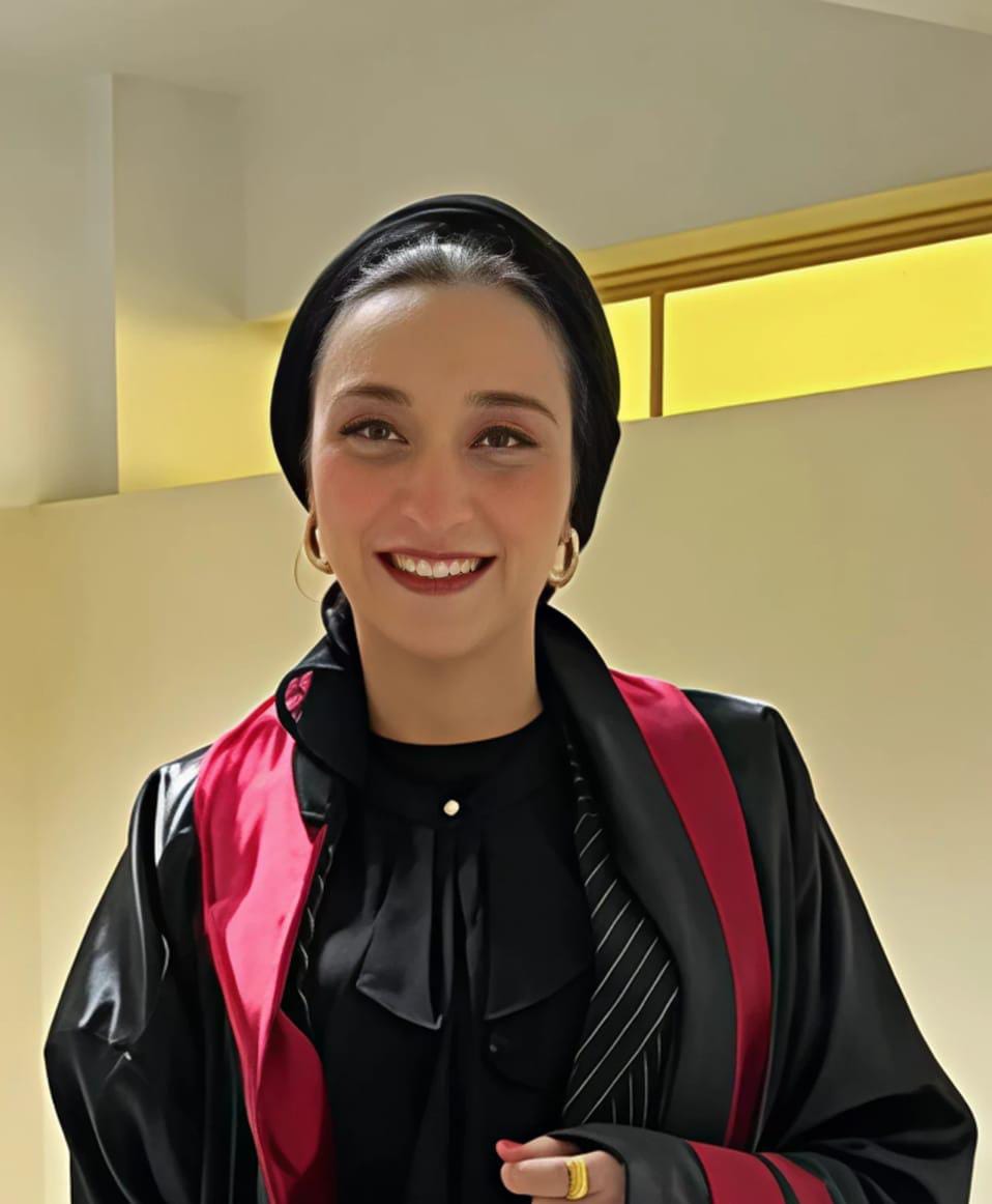 المستشار علاء أبو شامة يهنيء الدكتورة رضوي الشافعي لحصولها علي درجة الماجستير مع مرتبة الشرف