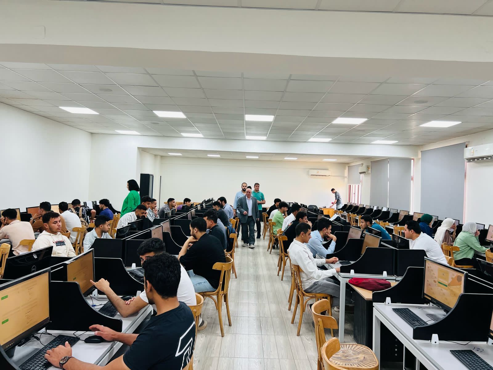 رئيس جامعة الدلتا التكنولوجية يتفقد الإختبارات العملية بقاعة الإختبارات الإلكترونية لنهاية العام الجامعي ٢٠٢٥/٢٠٢٤