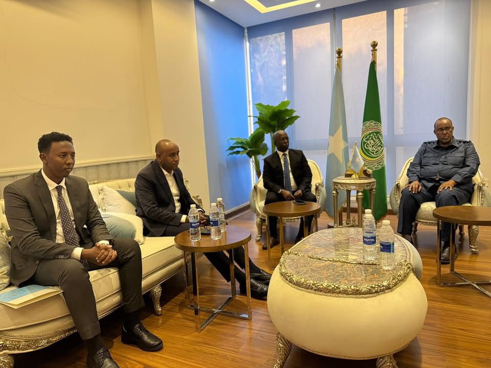 سفير الصومال لدى مصر يستقبل عمدة مدينة مقديشو بالقاهرة