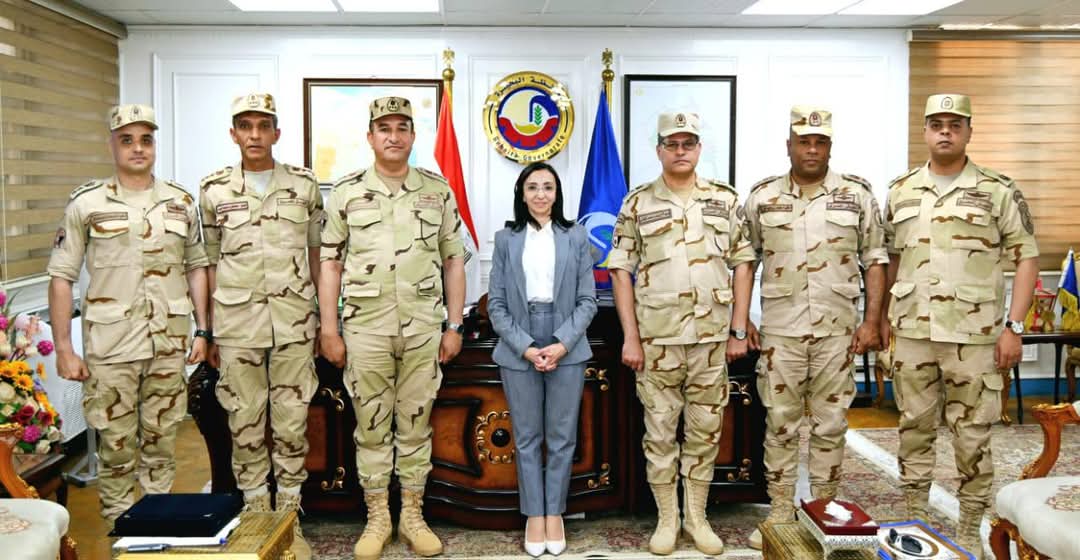 محافظ البحيرة تكرم المستشار العسكري وأعضاء مكتبه لدورهم البارز في تدريب العاملين بالوحدات المحلية والمديريات