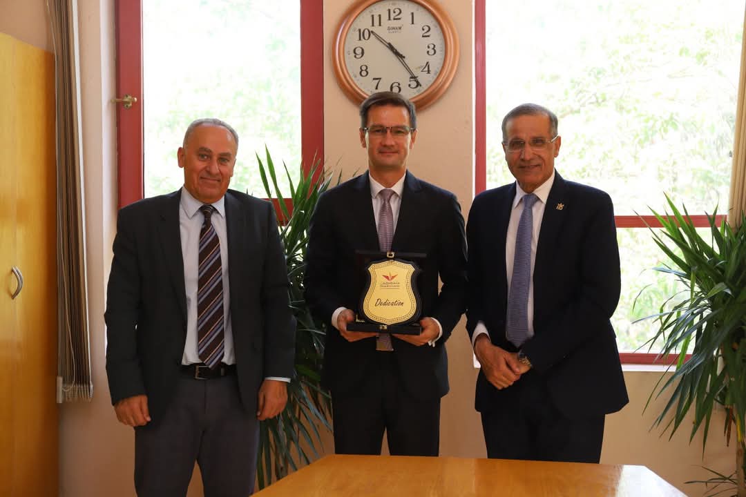 سفير سلوفينيا بمصر يزور جامعة هليوبوليس