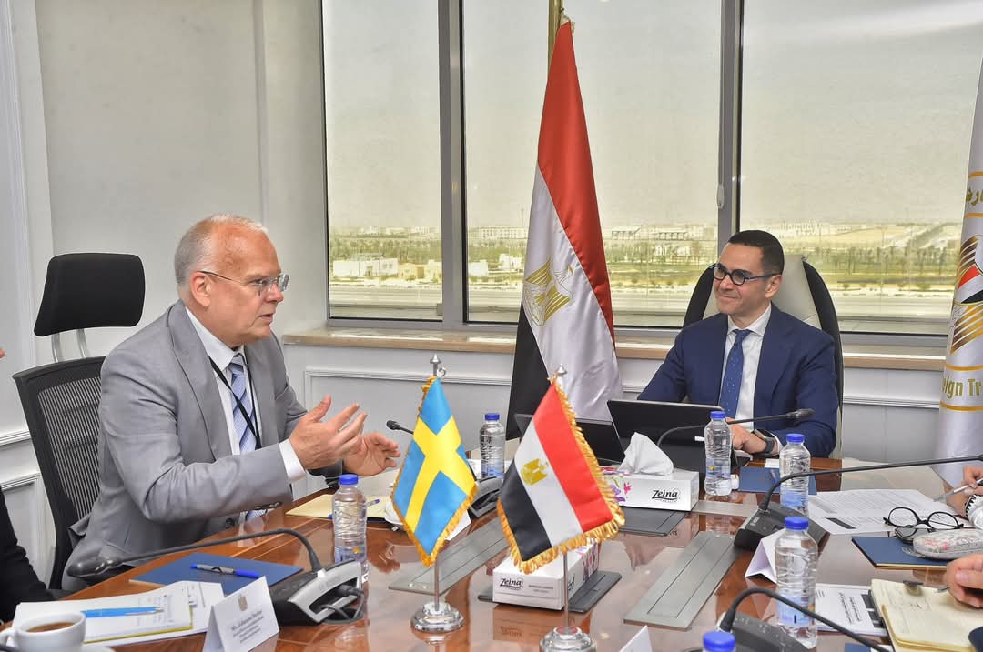 وزير الاستثمار والتجارة الخارجية يبحث مع السفير السويدى بالقاهرة تعزيز سبل التعاون الثنائي بين البلدين