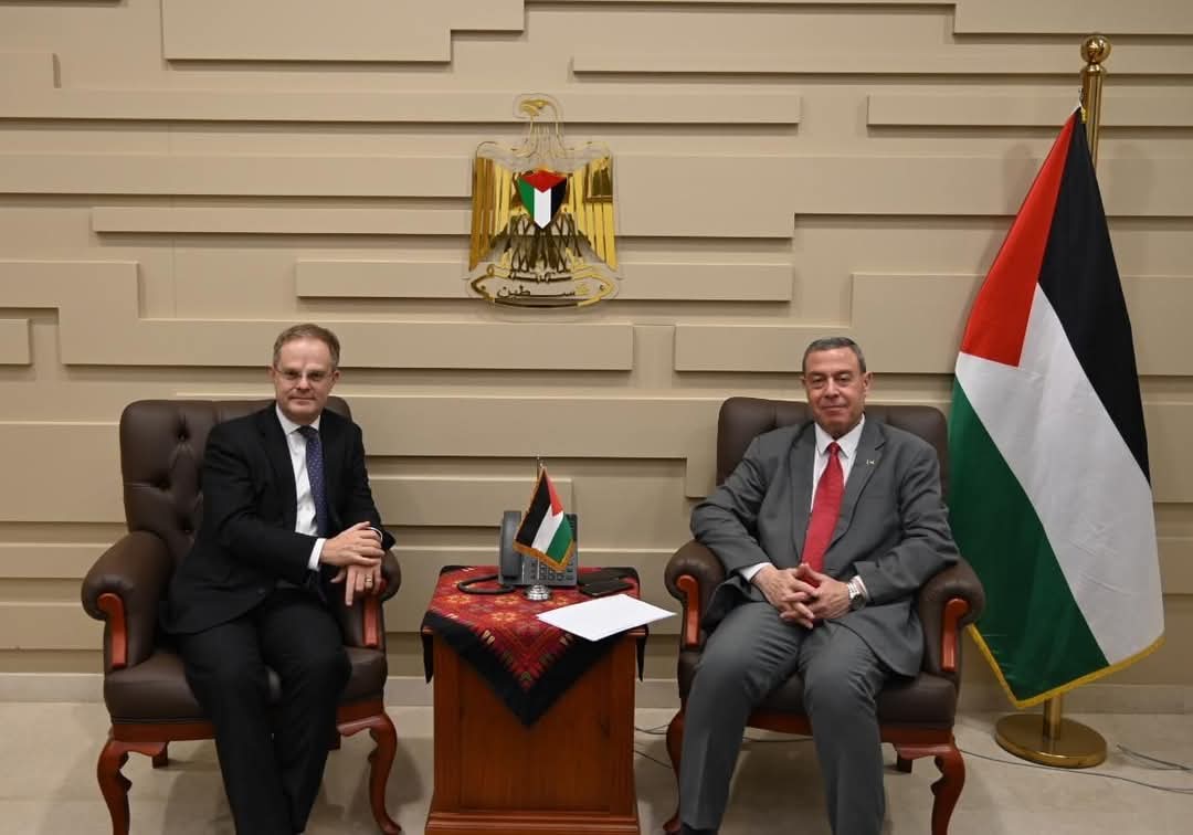 سفير بريطانيا لدى مصر يلتقيسفير فلسطيني دياب اللوح