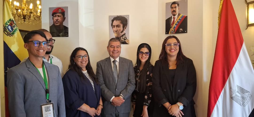 سفير فنزويلا بمصر يلتقى الدبلوماسيين الفنزويليين الشباب المشاركين في الدورة الخامسة من “زمالة جمال عبد الناصر للقيادة الدولية”