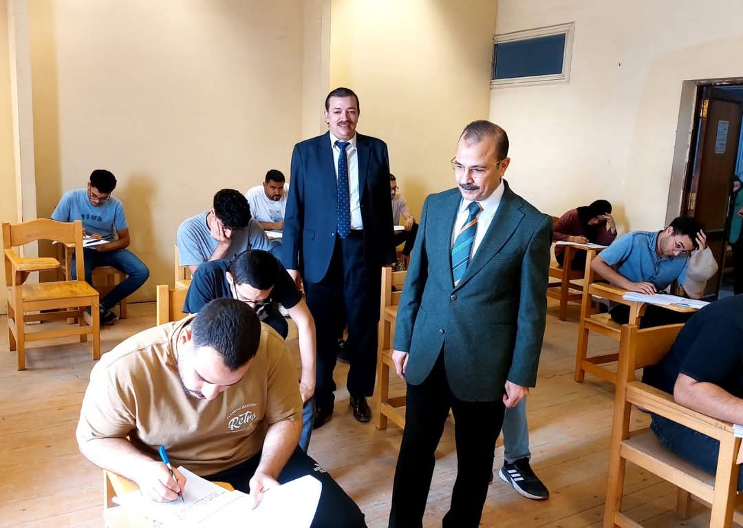 نائب رئيس جامعة بنها لشئون خدمة المجتمع وتنمية البيئة يتفقد الامتحانات بكليتي الحقوق و الحاسبات والذكاء الاصطناعي