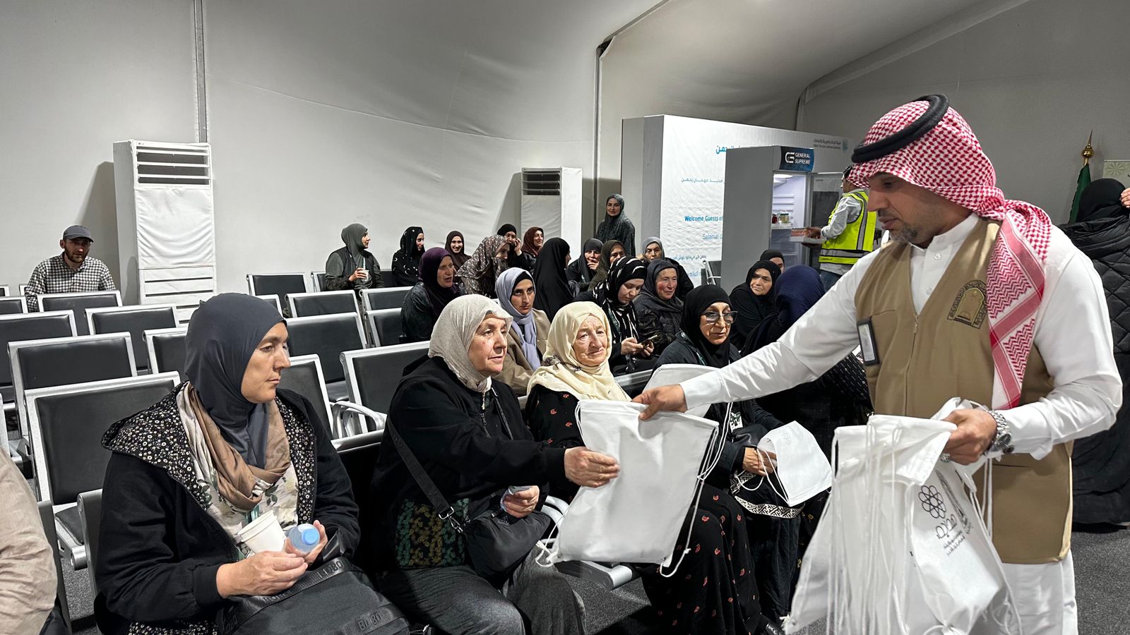 وزارة الشؤون الإسلامية تبدأ باستقبال أول وفود الحجاج عبر منفذ البطحاء لموسم حج 1446هـ